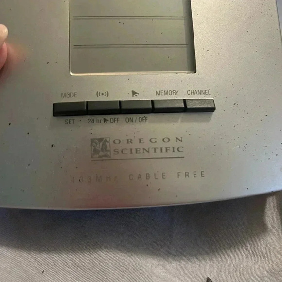 Oregon Scientific BAR888RA
Wireless Weather Forcast Radio
Station Clock/ Remote - Picture 2 of 4